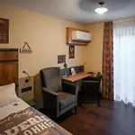 Hotel Brauerei Lohhof Im Muenchner Norden, Direkt An Der S1, Naehe Vom Flughafen, Zentrum, A92, Allianz Arena, Ruderregatta Und Schiessanlage G- Hochbrueck Entfernt, Internationale Kueche