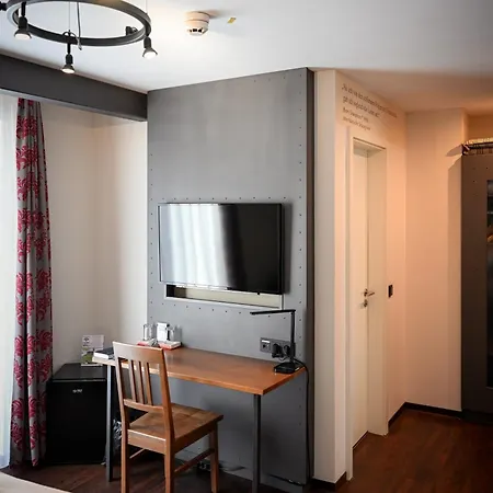Hotel Brauerei Lohhof Im Muenchner Norden, Direkt An Der S1, Naehe Vom Flughafen, Zentrum, A92, Allianz Arena, Ruderregatta Und Schiessanlage G- Hochbrueck Entfernt, Internationale Kueche Unterschleißheim